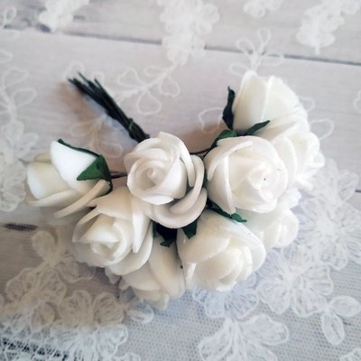 Роза 2 см, белая, 12 цветочков в пучке 628700 фото